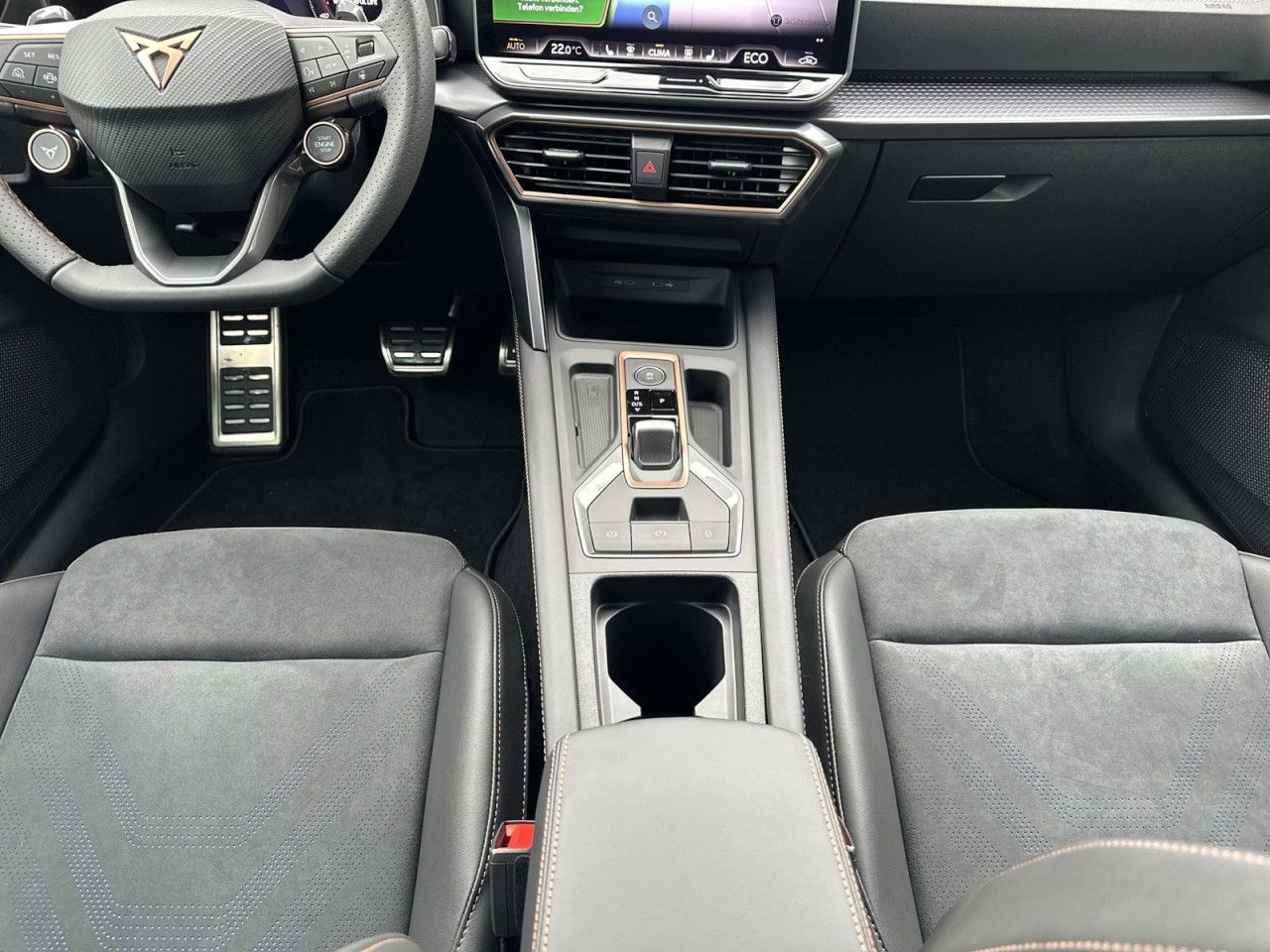 Fahrzeugabbildung CUPRA Leon Sportstourer VZ 1.5 e-HYBRID 272 PS DSG - mit KI generiert/bearbeitet