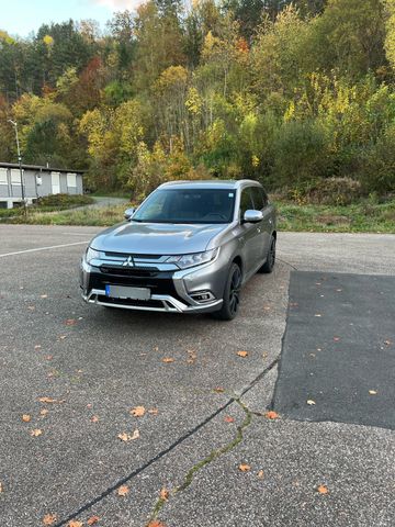 Mitsubishi Outlander Plug-In 4WD Spirit AHK Lede