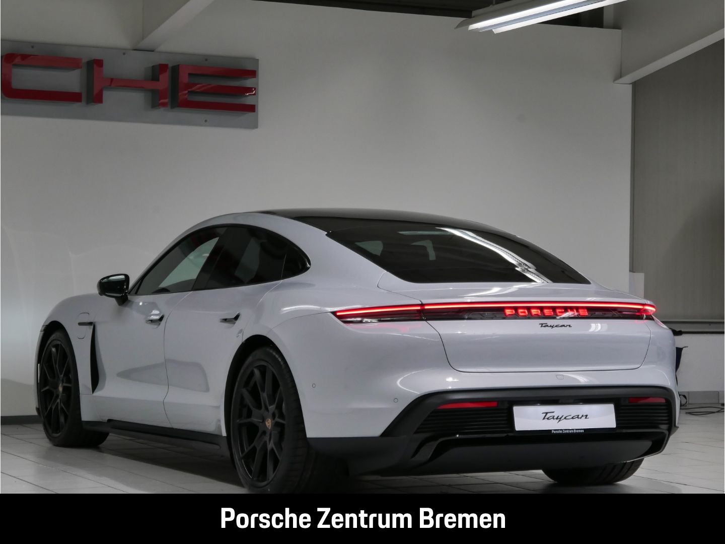 Porsche Taycan Black Edition Hinterachslenkung Pano Head imagem 3