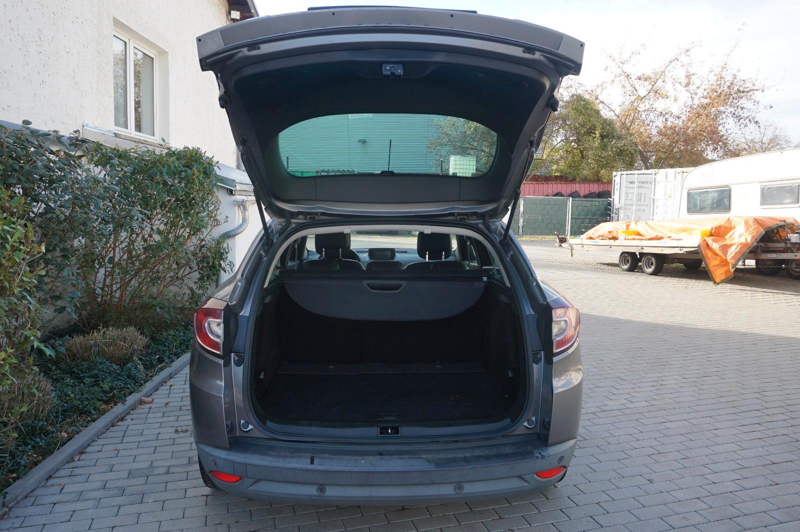 Renault Megane 2011 — photo 18