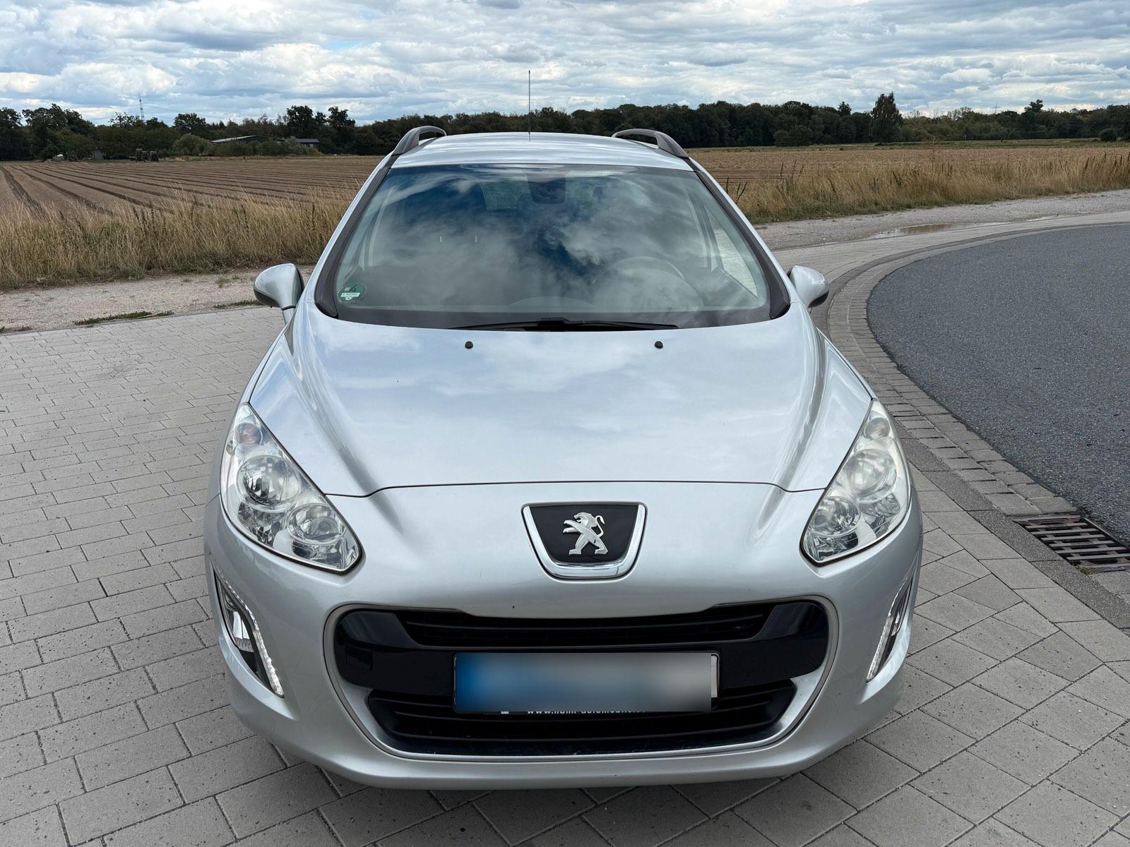 Peugeot 308 2014 — interior