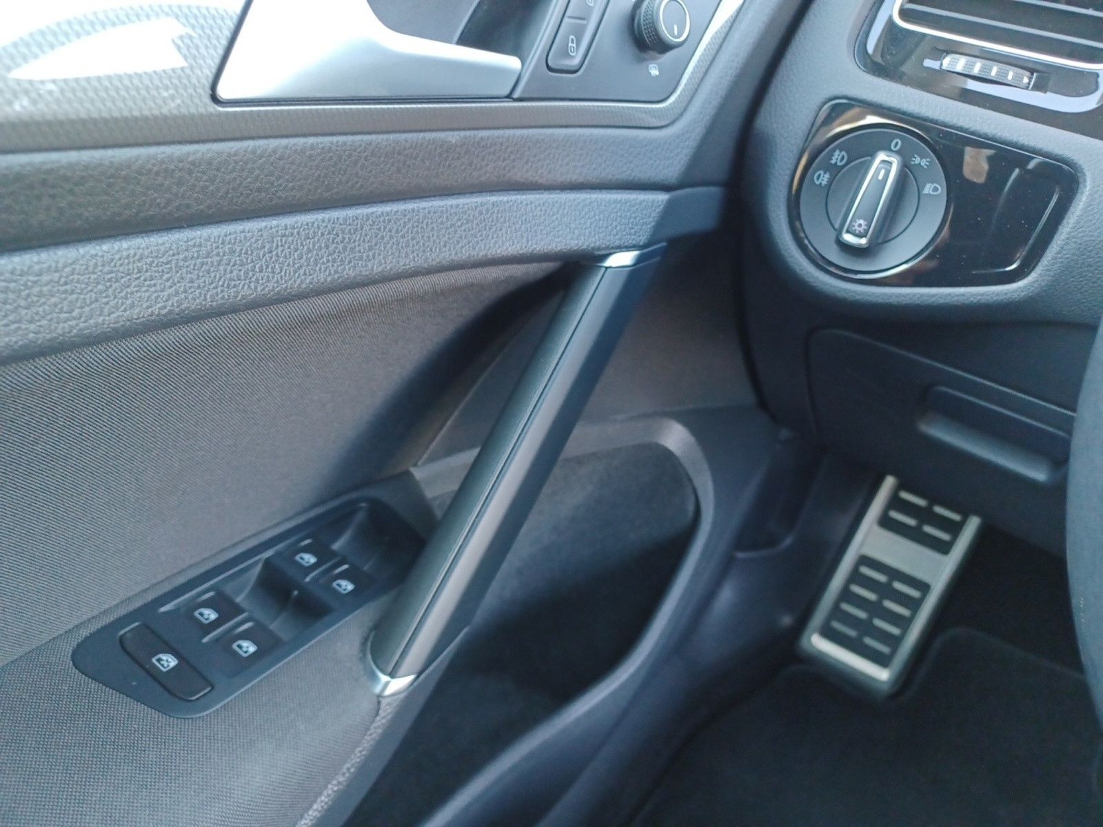 Fahrzeugabbildung Volkswagen Golf 1.0 TSI DSG Join ACC, Navi, Shzg, Climatr.