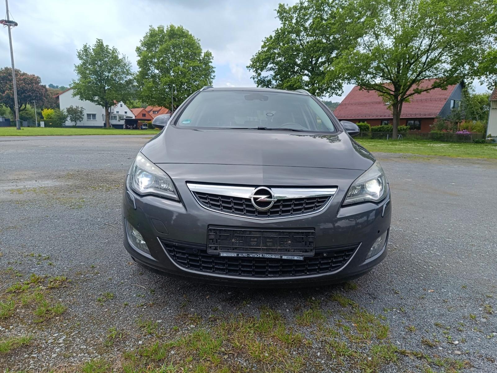 Opel Astra 2012 — rear view
