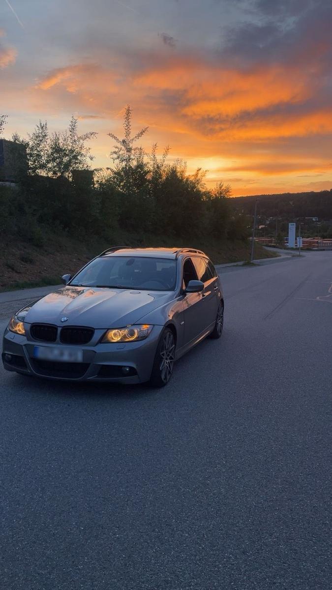 BMW 320 2008 — салон