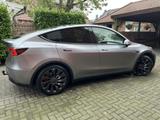 Tesla Model Y Performance Dual Motor AWD Autopilot AHK - silberne Tesla Model Y