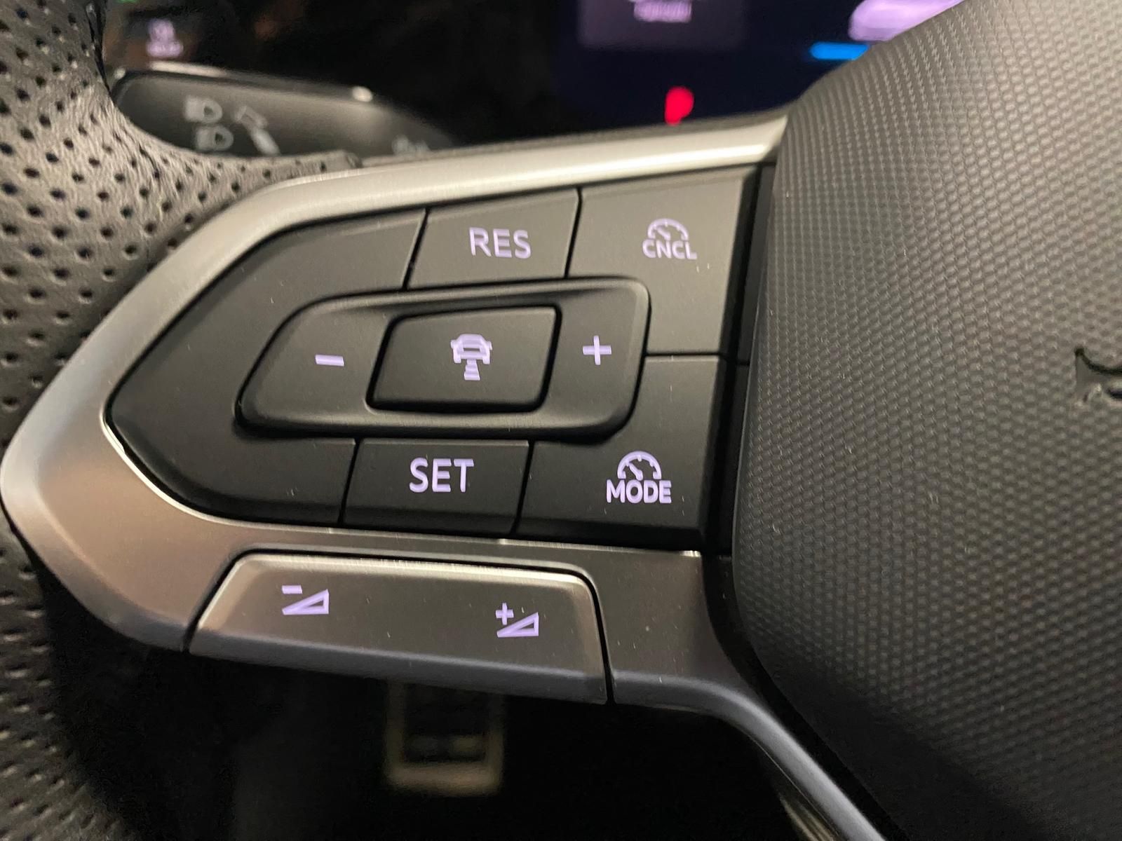 Fahrzeugabbildung Volkswagen Golf Variant1.5 eTSI R-Line Black Style+IQ.LIGHT