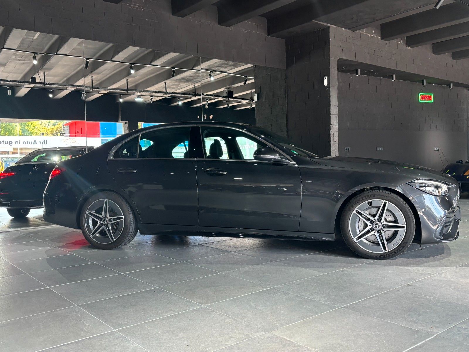 Fahrzeugabbildung Mercedes-Benz C 200 4Matic///AMG LINE//AMBIENTE/KAMERA/CARBON/