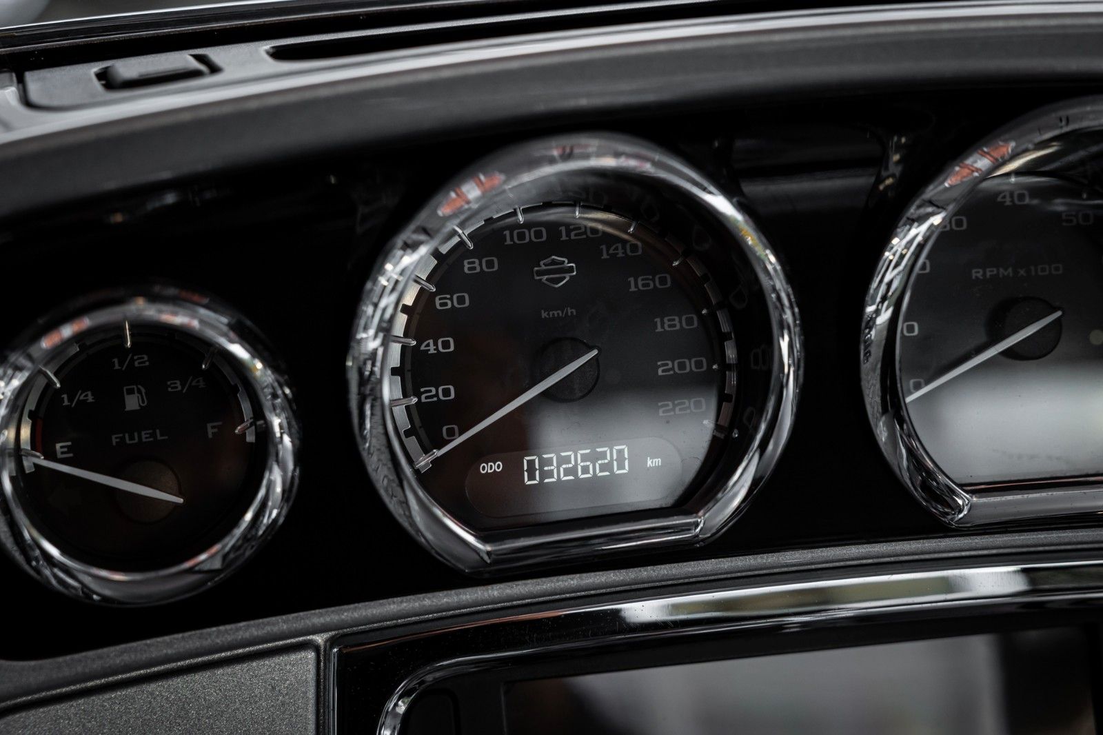 Fahrzeugabbildung Harley-Davidson FLHTKSE CVO E-Glide - V-Triebwerk Gespann