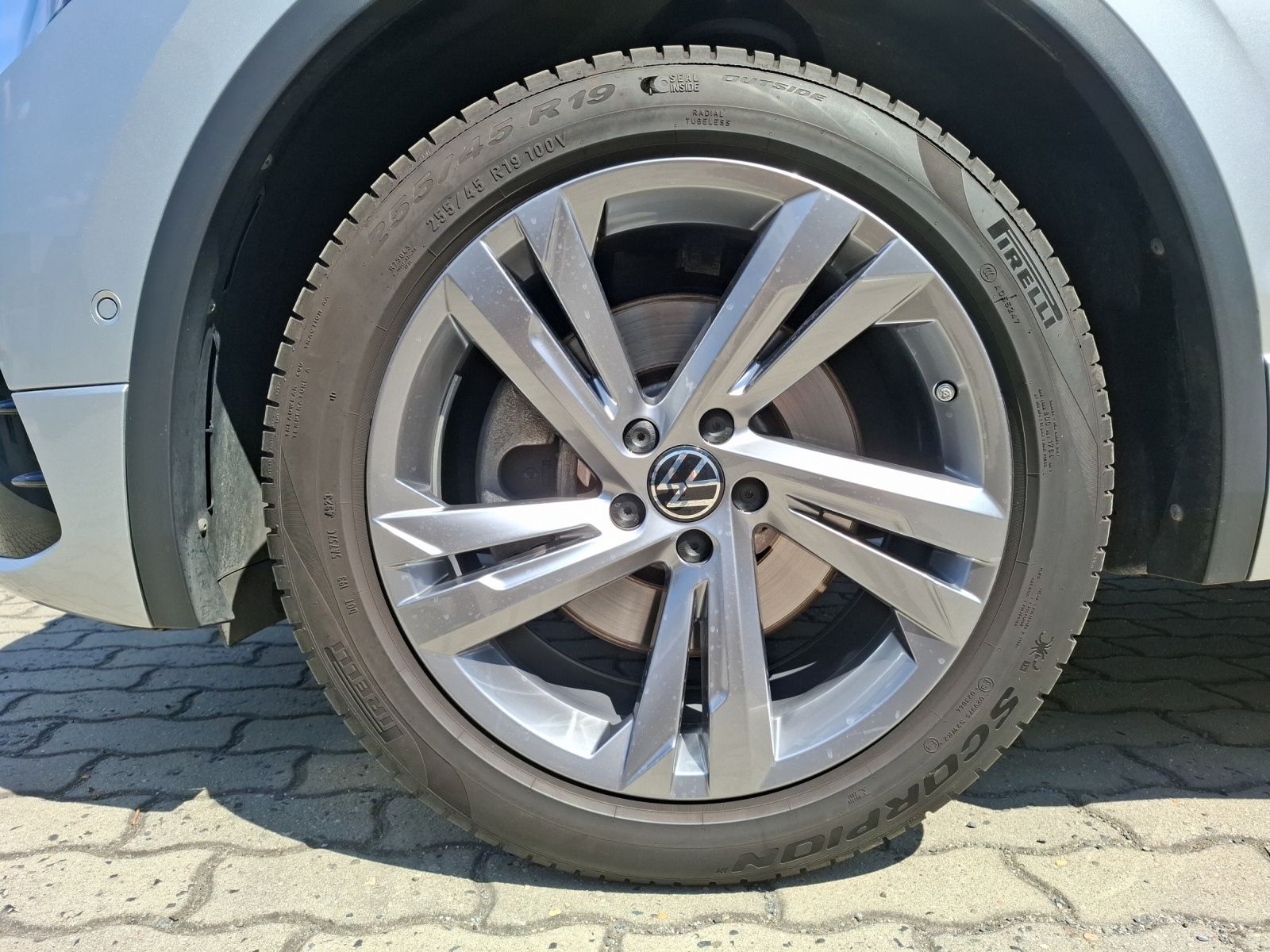 Fahrzeugabbildung Volkswagen Tiguan TSI R-Line DSG 4M STH Matrix AHK Navi Pan