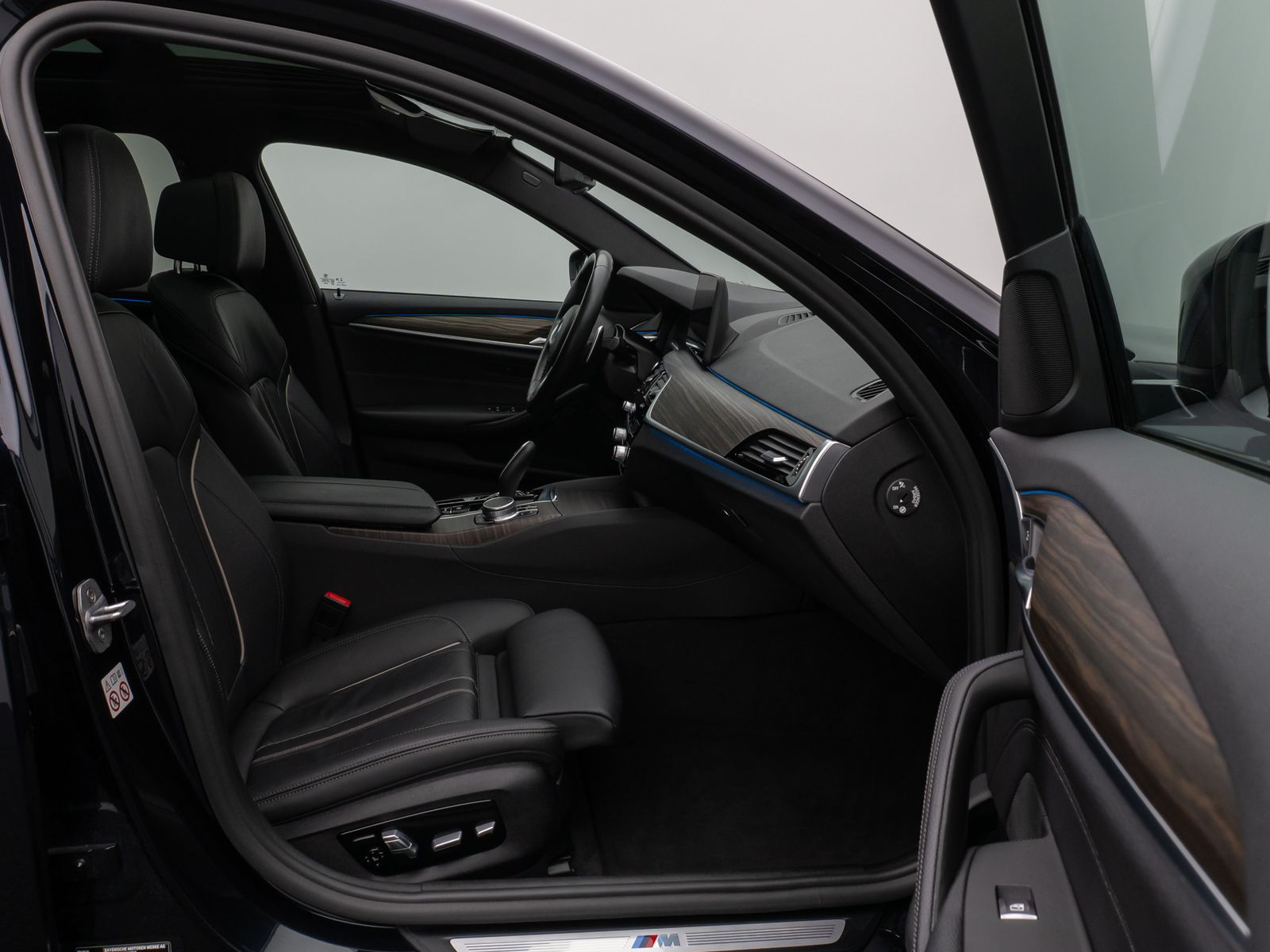 Fahrzeugabbildung BMW 530e xD M Sport Panorama Kamera HUD DAB HiFi