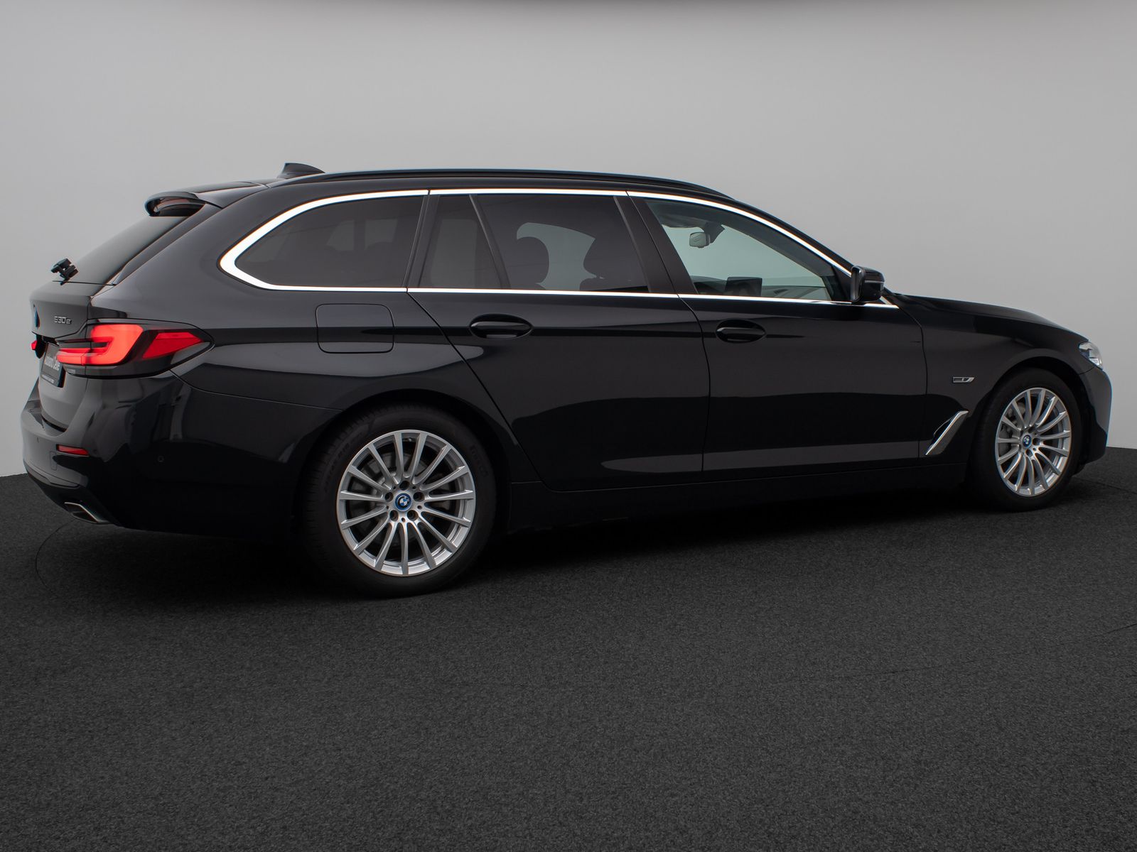 Fahrzeugabbildung BMW 530e Panorama 360°DAB H/K ACC AHK Alarm Leder