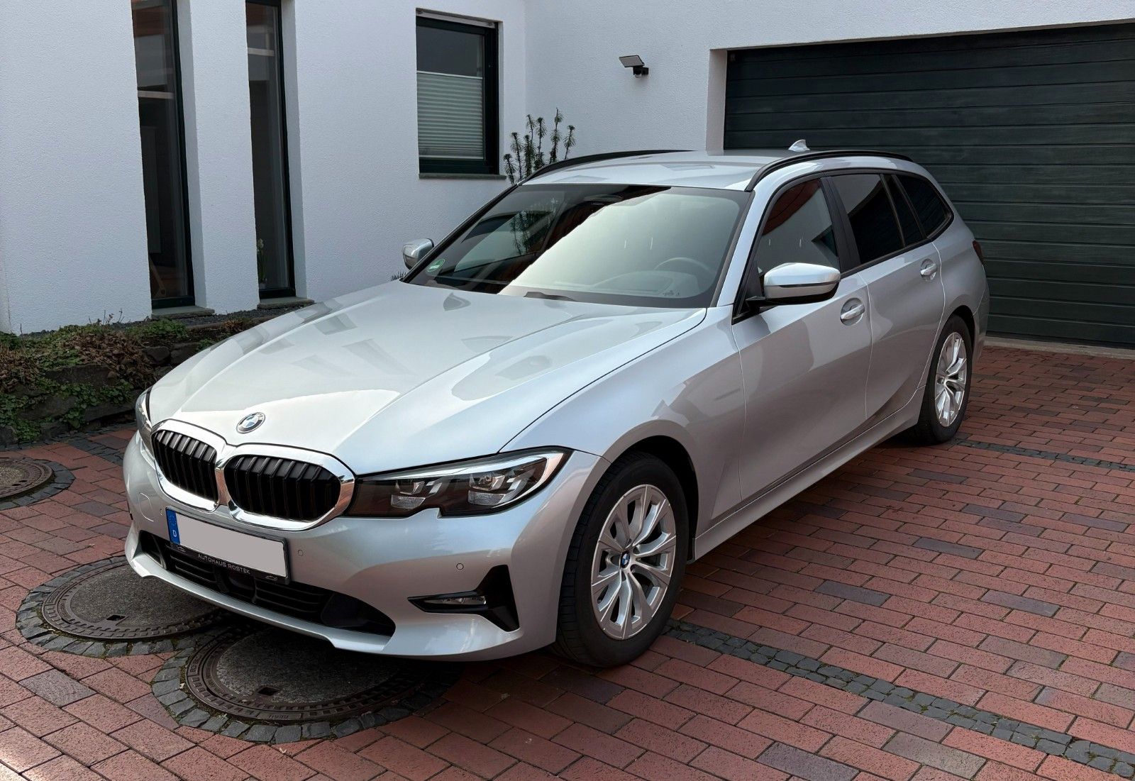 BMW 318d Touring - HUD/Harman/Sportsitze/AHK/Amb.