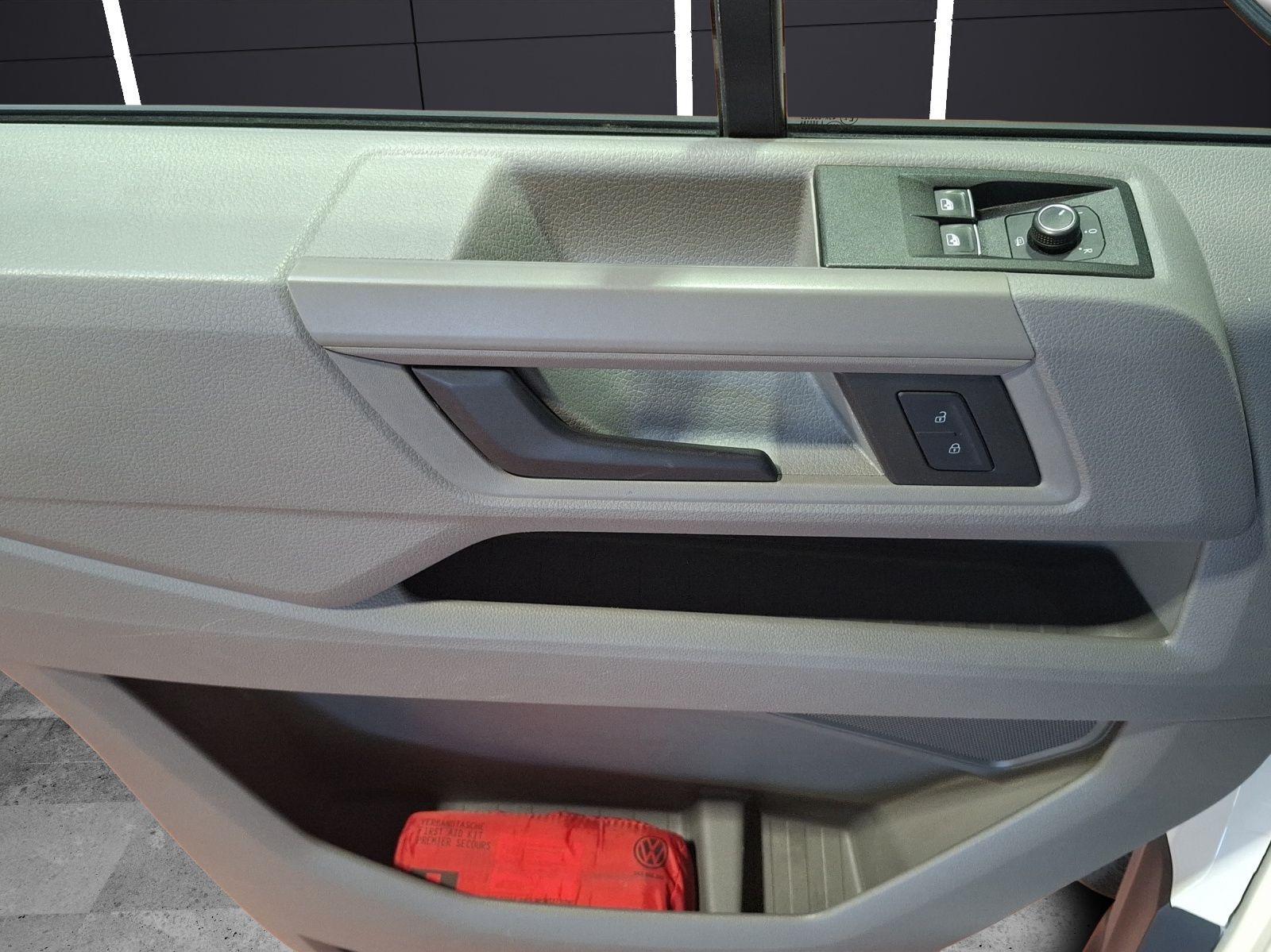 Fahrzeugabbildung Volkswagen Crafter Kombi 35 MR DSG 4Mo.8-Si Rollstuhlrampe