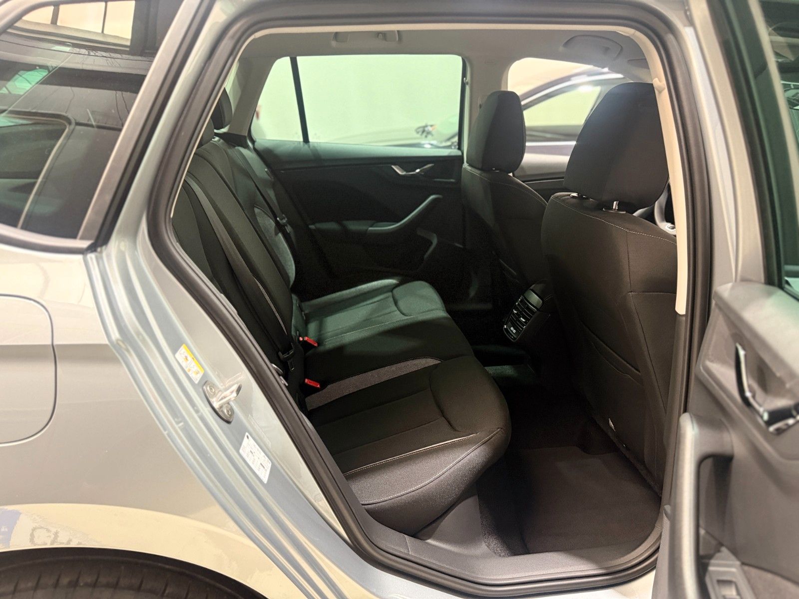 Fahrzeugabbildung SKODA Kamiq 1.0 TSI DSG Selection Black 17Z Kamera SHZ