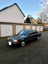 Mercedes-Benz W124 E220 H-Zulassung E-Klasse - Mercedes-Benz E 220 mit Benzin-Antrieb: Limousine