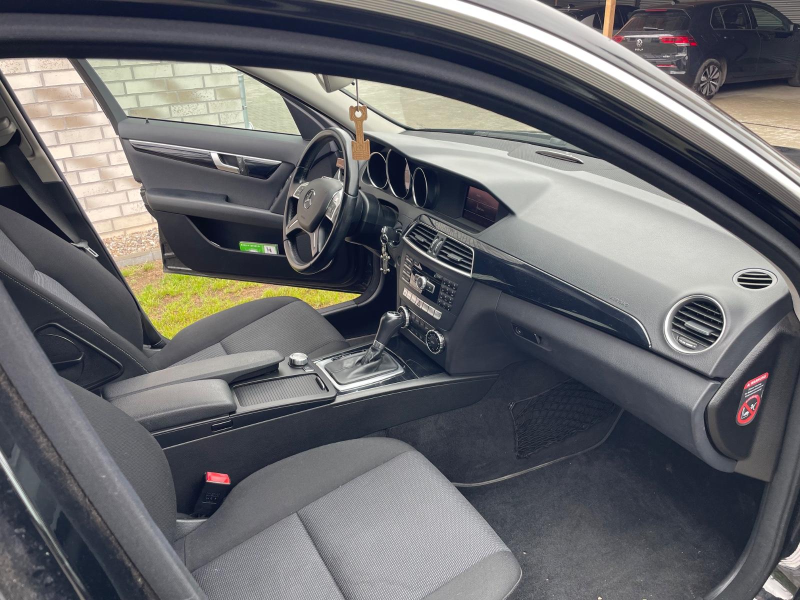 Mercedes-Benz C200 2013 — photo 11