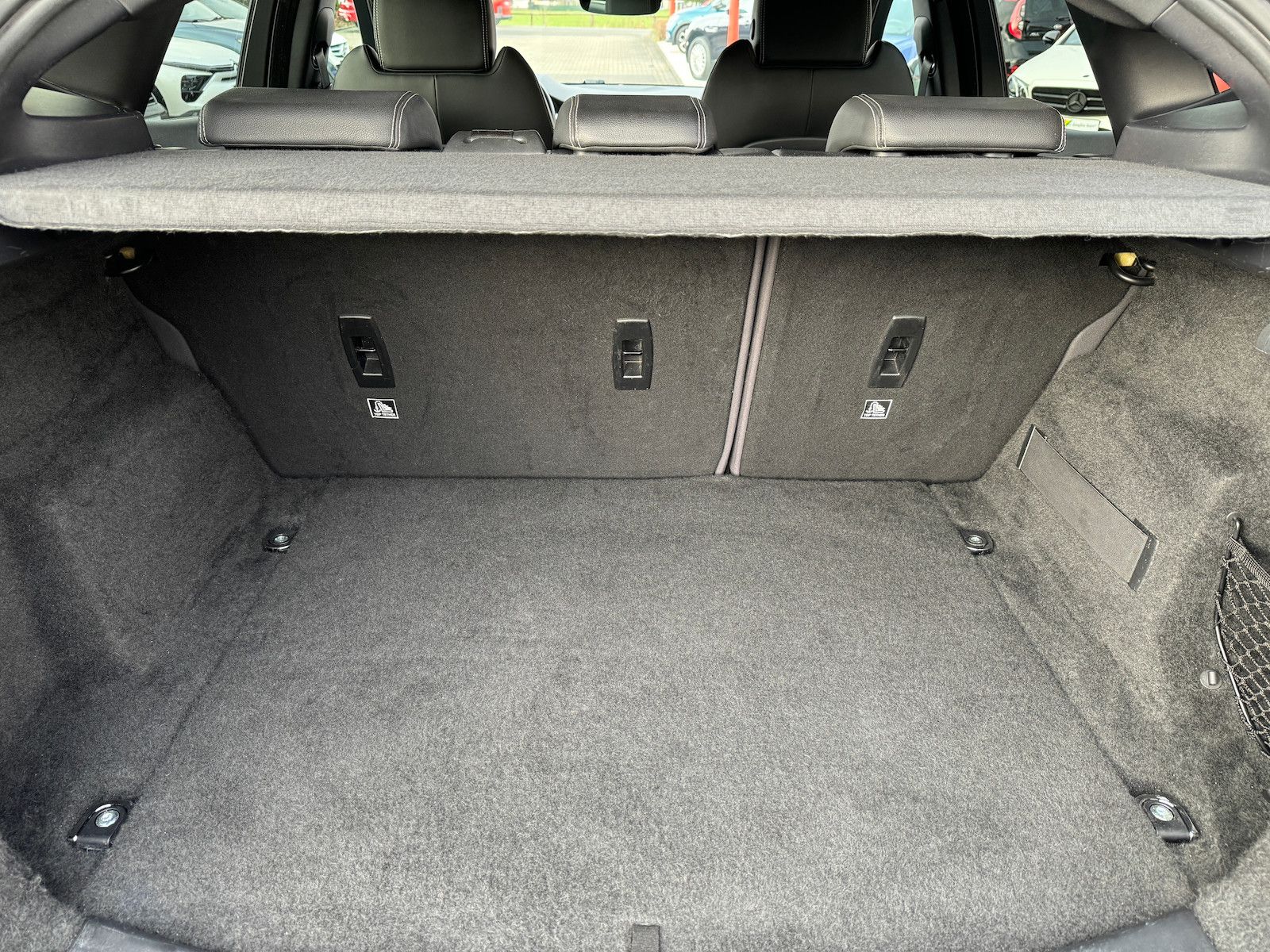 Fahrzeugabbildung Jaguar E-Pace P250 R-Dynamic Black LED/Nav/VZE/Spur/ACC