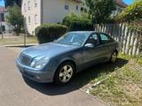 Mercedes-Benz E 240 AVANTGARDE Avantgarde - blaue Mercedes-Benz E 240