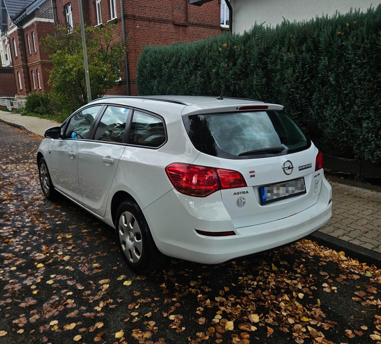 Opel Astra 2011 — interior