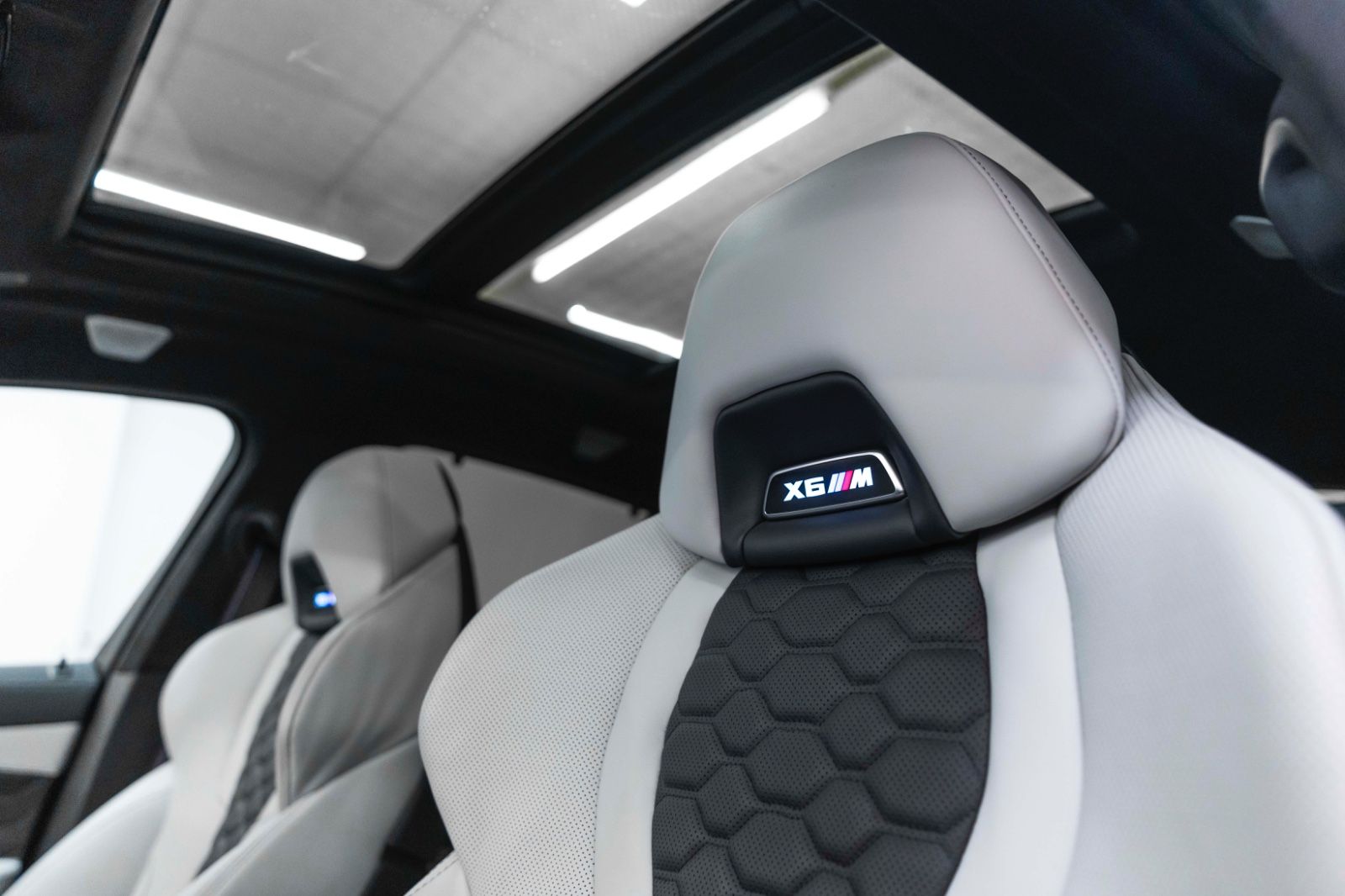 Fahrzeugabbildung BMW X6 M Competition B&W SKY LOUNGE 360° M+S