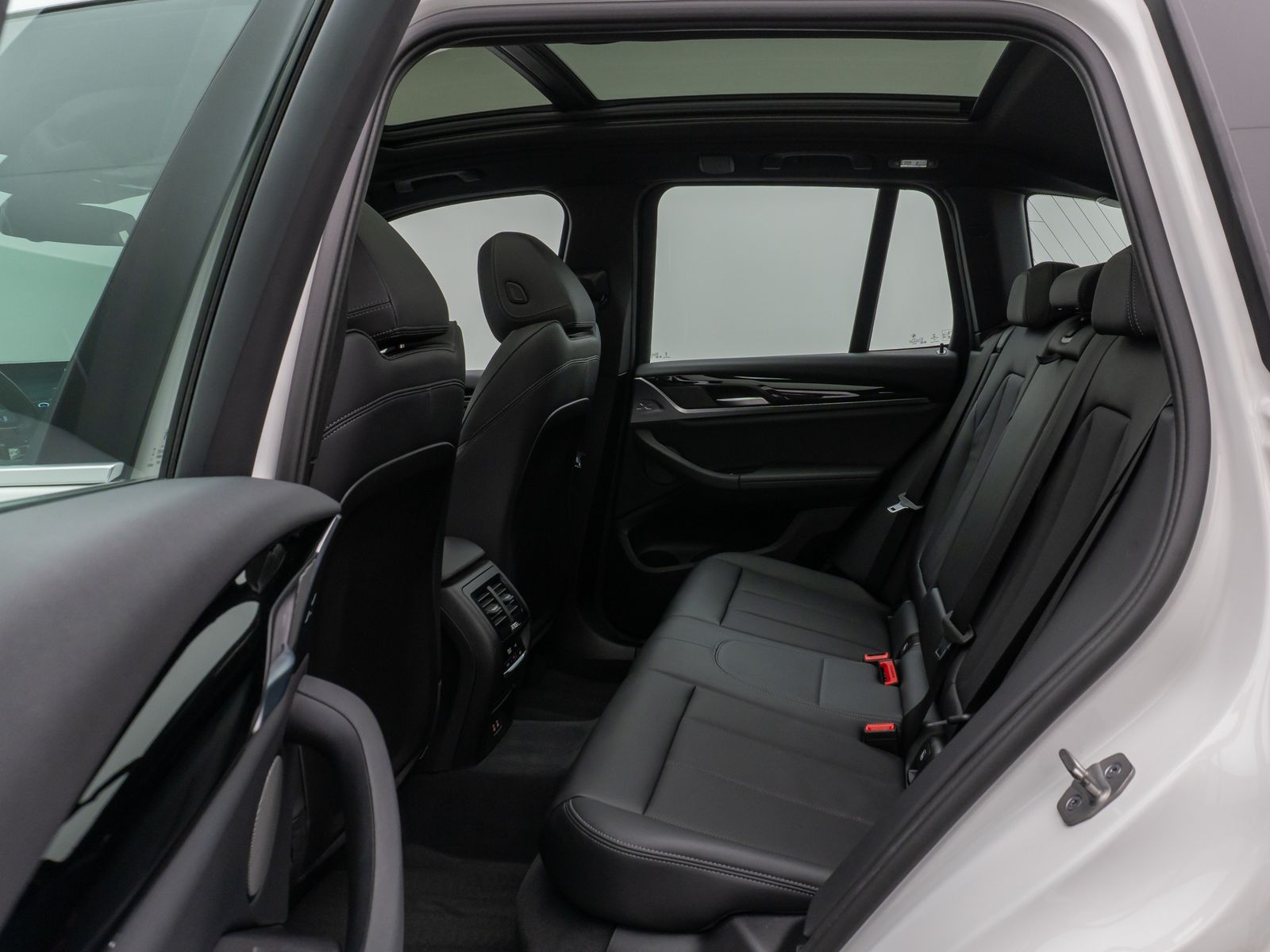 Fahrzeugabbildung BMW X3 xD30e  Panorama Kamera HUD DAB H/K AHK Sport