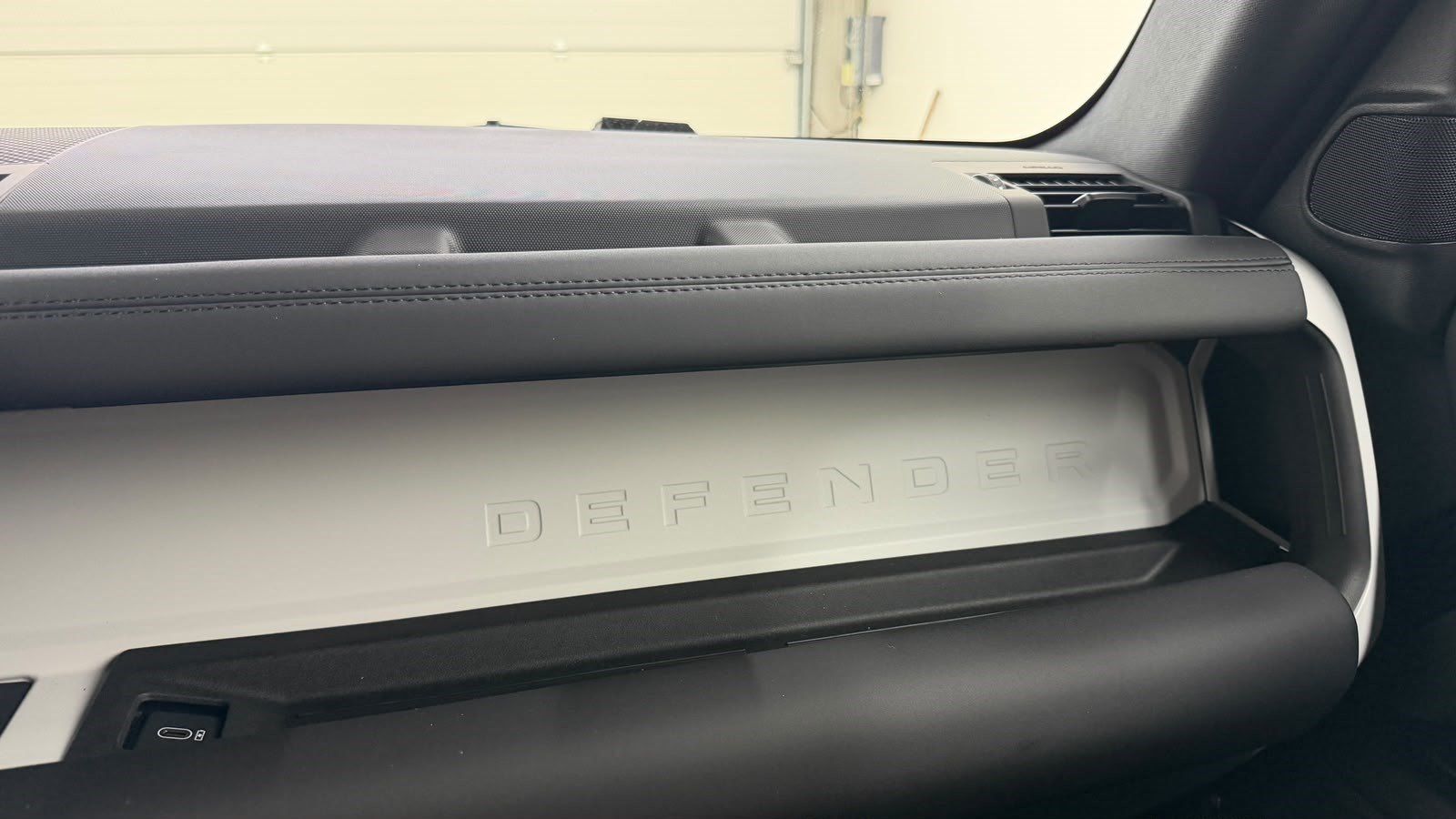LAND ROVER Defender 110 D200 S Black AHK 19-Zoll – Bild 27