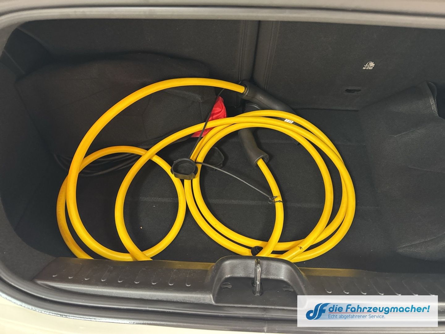 Fahrzeugabbildung Fiat 500 e Apple CarPlay Android Auto Klimaautom Fah