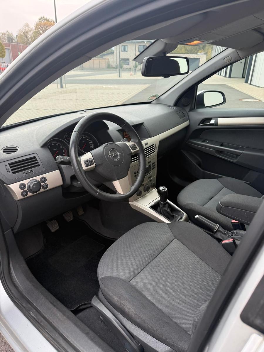 Opel Astra 2007 — photo 12