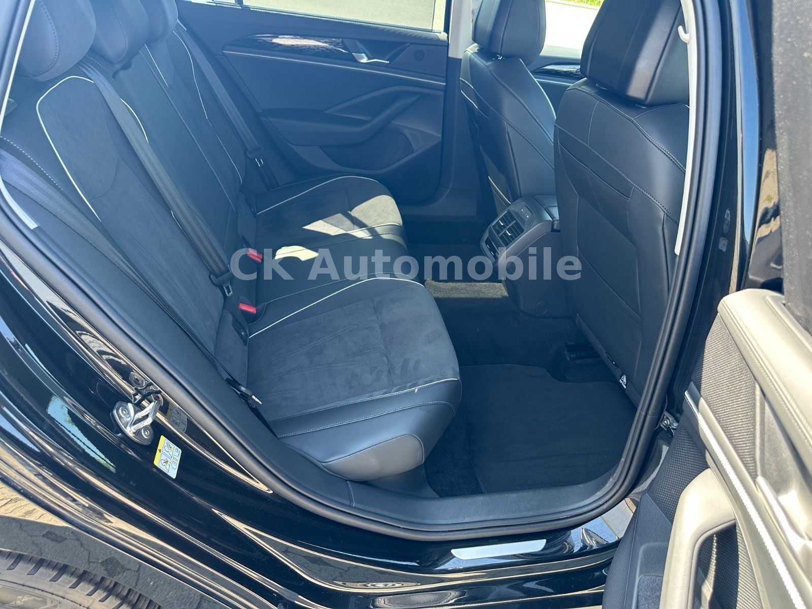 Fahrzeugabbildung Volkswagen Passat Variant 2.0 TDI Elegance/Kamera/ACC/LED