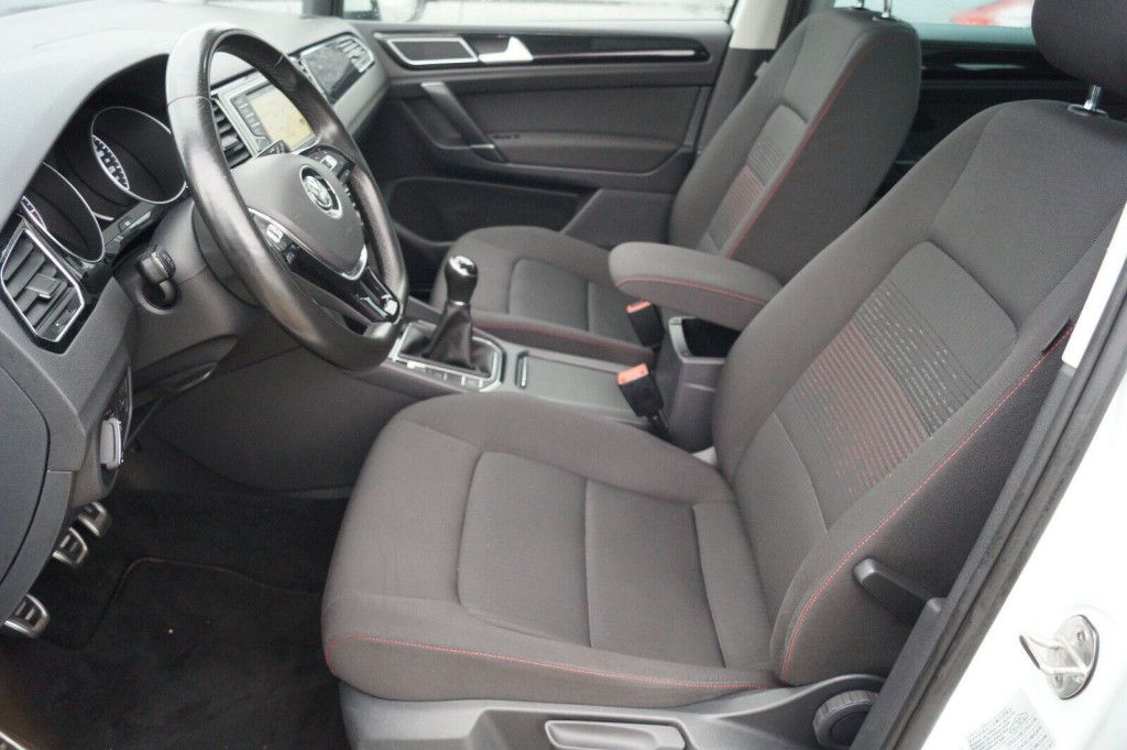 Fahrzeugabbildung Volkswagen GOLF SPORTSVAN VII SOUND BMT*PANORAMA+AHK+NAVI*