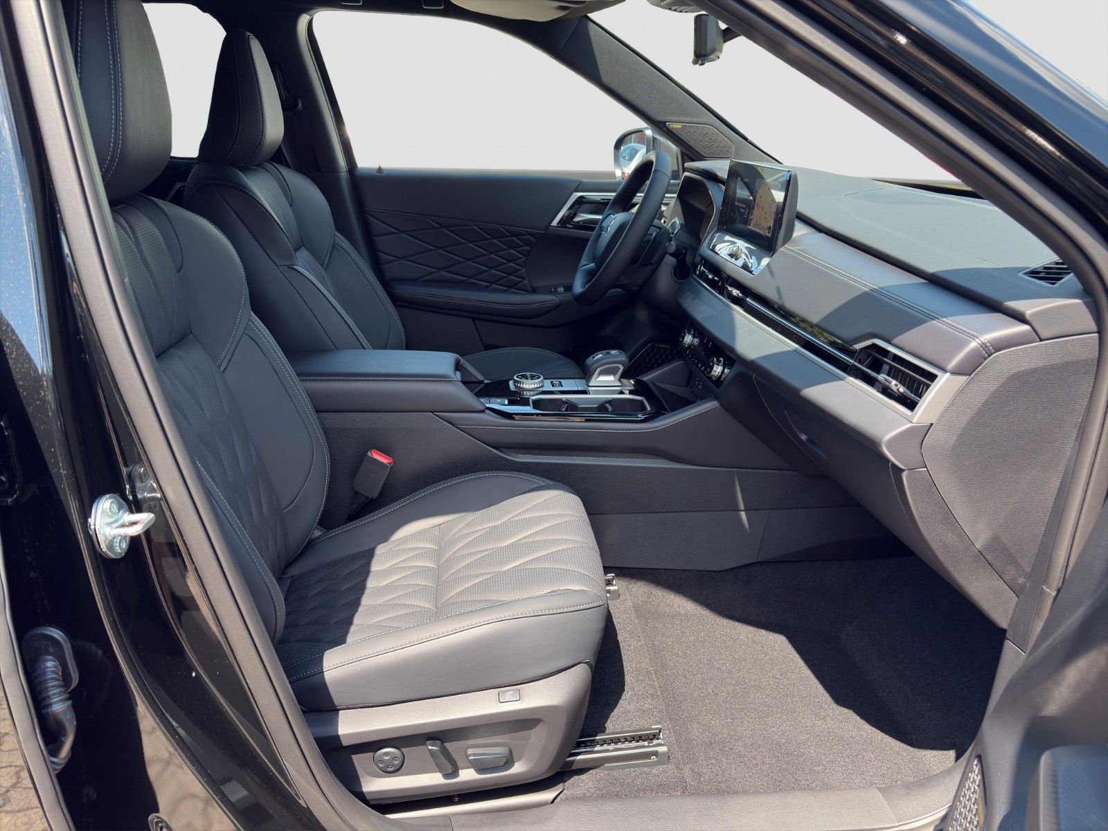 Fahrzeugabbildung Mitsubishi Outlander 2.4 PHEV 4WD LUXURY BLACK AKTIONSPREIS