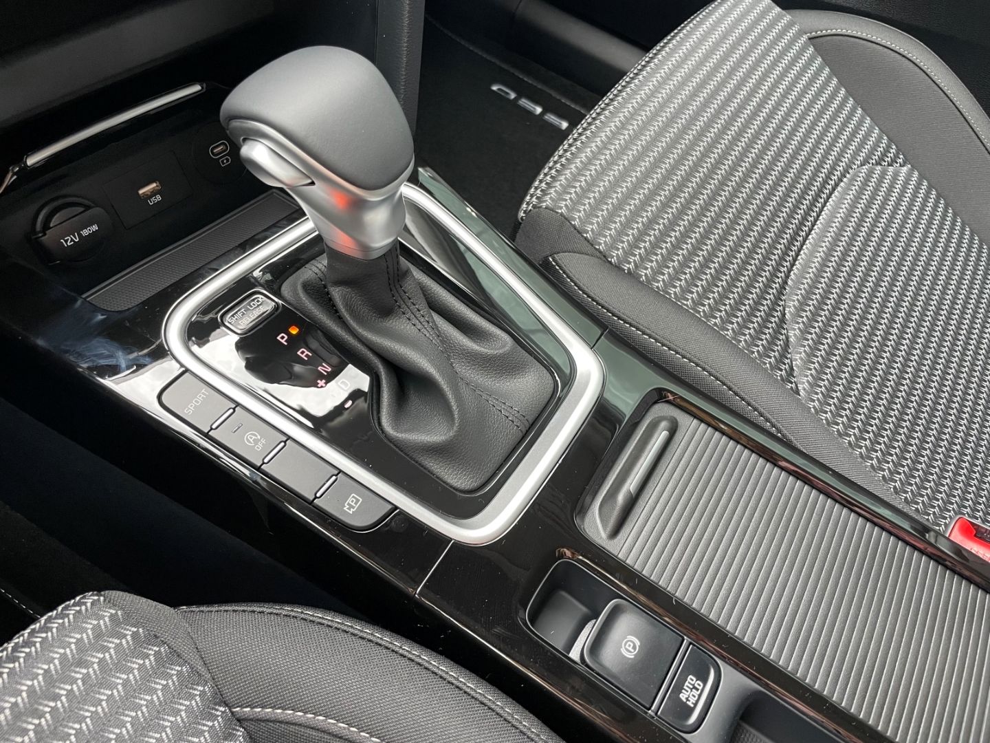 Fahrzeugabbildung Kia Ceed_sw Spirit TotWinkAss Kamera SHZ vo/hi LED