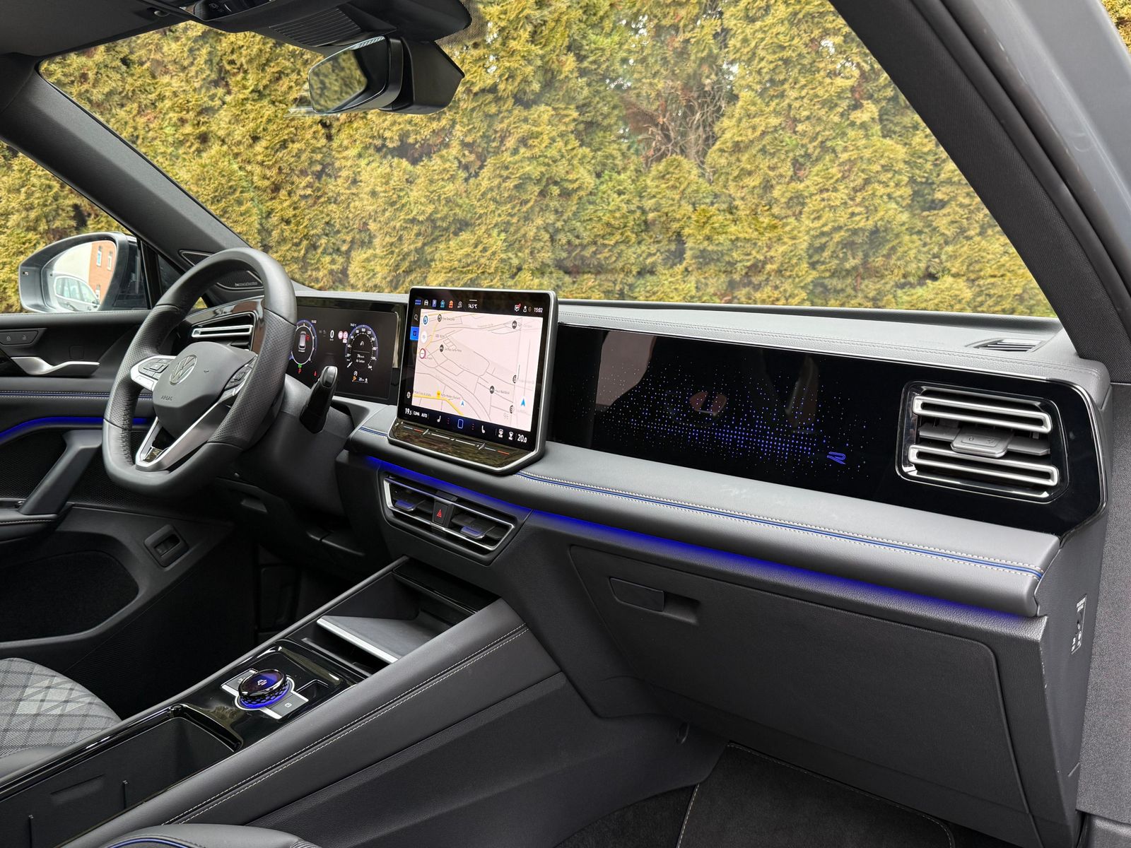 Fahrzeugabbildung Volkswagen Tiguan 2.0TSI DSG 4M R-Line MATRIX+PANO+AHK+360°