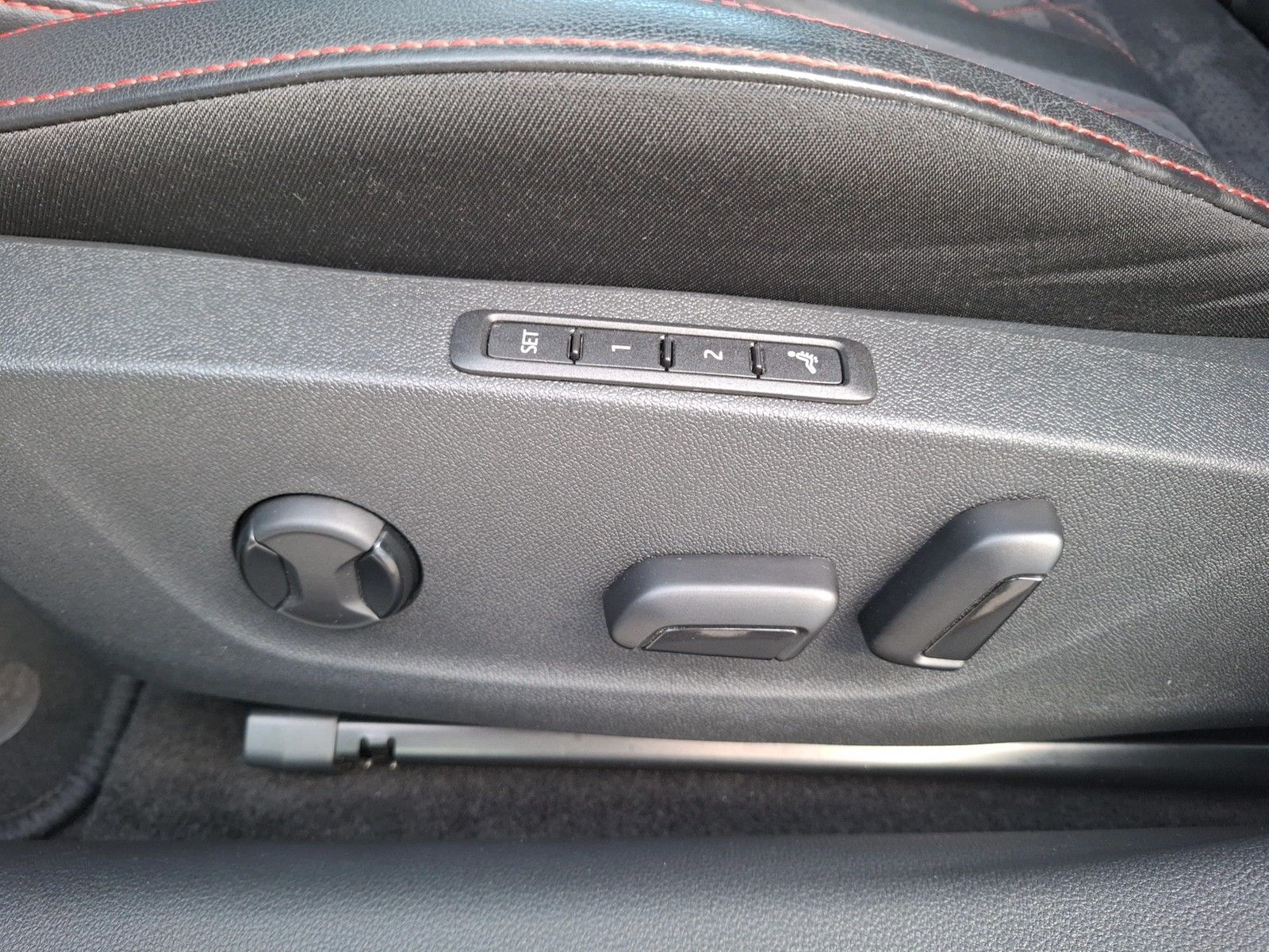 Fahrzeugabbildung SKODA Octavia CombI TSI RS-Plus DSG Matrix Navi Pano H