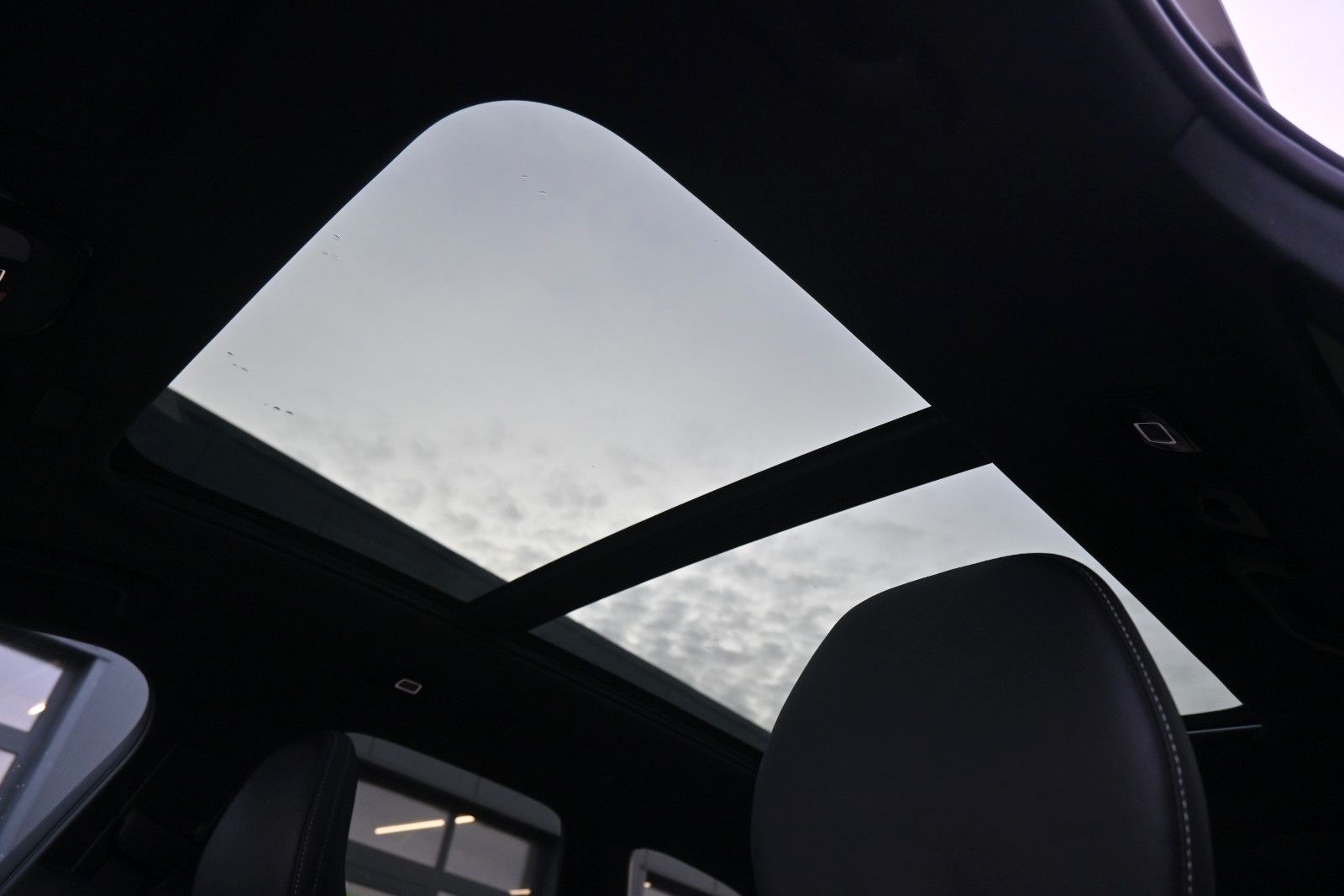 Fahrzeugabbildung Volvo XC60 B4B Plus Dark*LED*STHZ*H&K*PANO