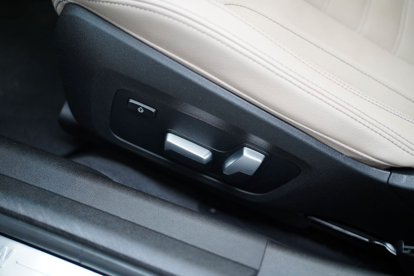 Fahrzeugabbildung BMW 320d Sport Line +AHK+Komfortzugang+HeadUp+LED