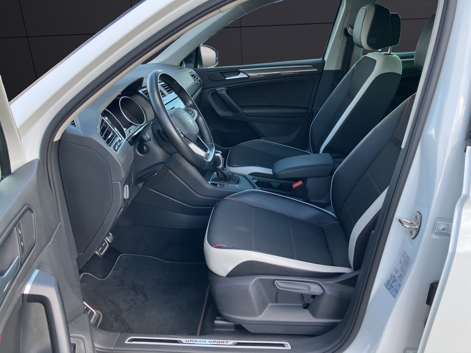 Fahrzeugabbildung Volkswagen Tiguan Life Sport TDI DSG LED ACC AHK SH Ambient