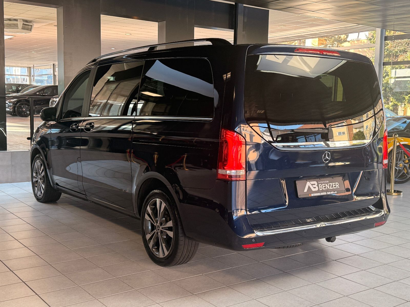 Fahrzeugabbildung Mercedes-Benz V 250/AVANTGARDE/LANG/4MATIC/LEDER/LED/NAVI/6SIT
