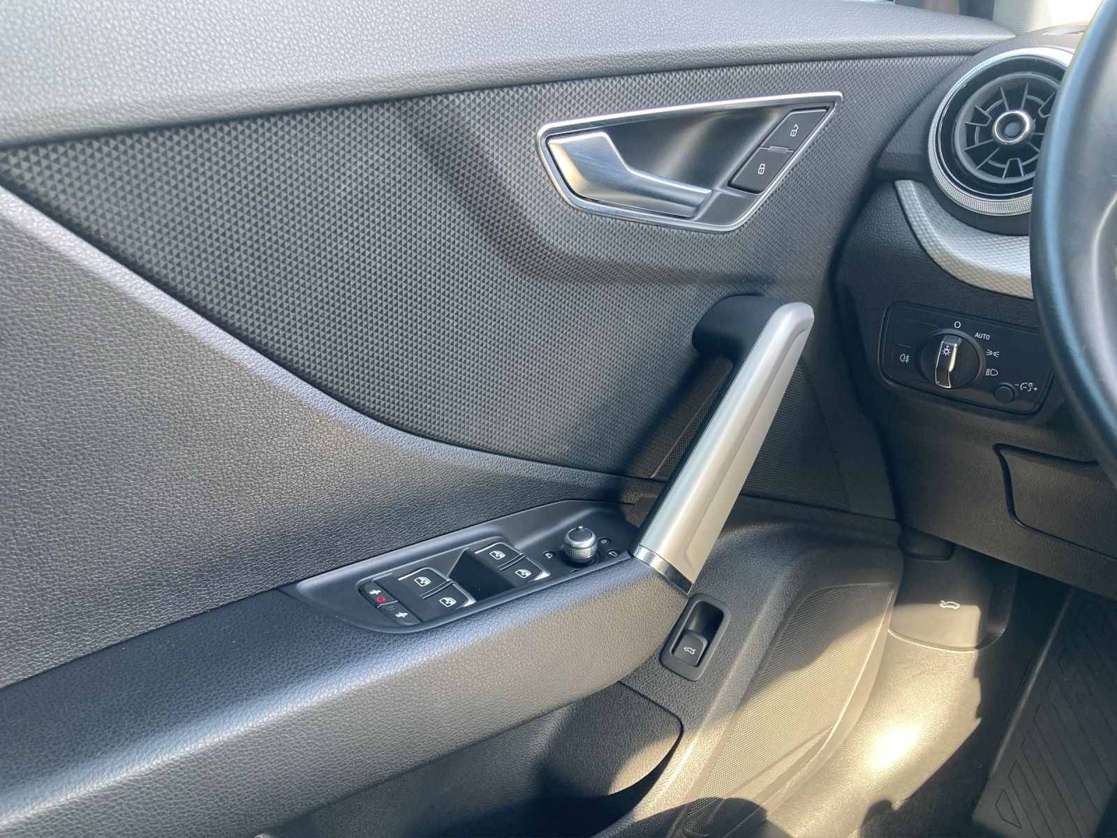 Fahrzeugabbildung Audi Q2 35 TFSI S-line S-tronic LED Navi AVC ACC RFK