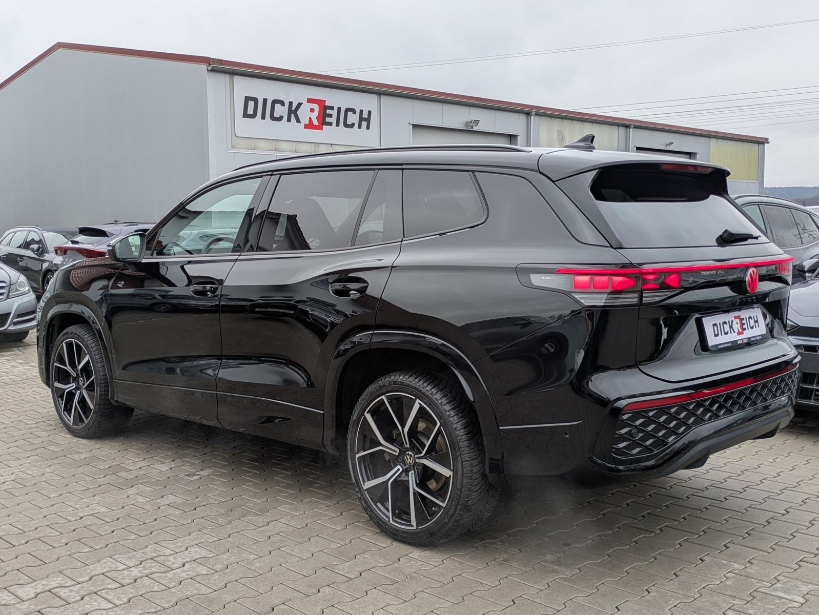 Fahrzeugabbildung Volkswagen Tayron 2.0 TDI 4M R-Line BLACK*7Si*MATRIX*PANO