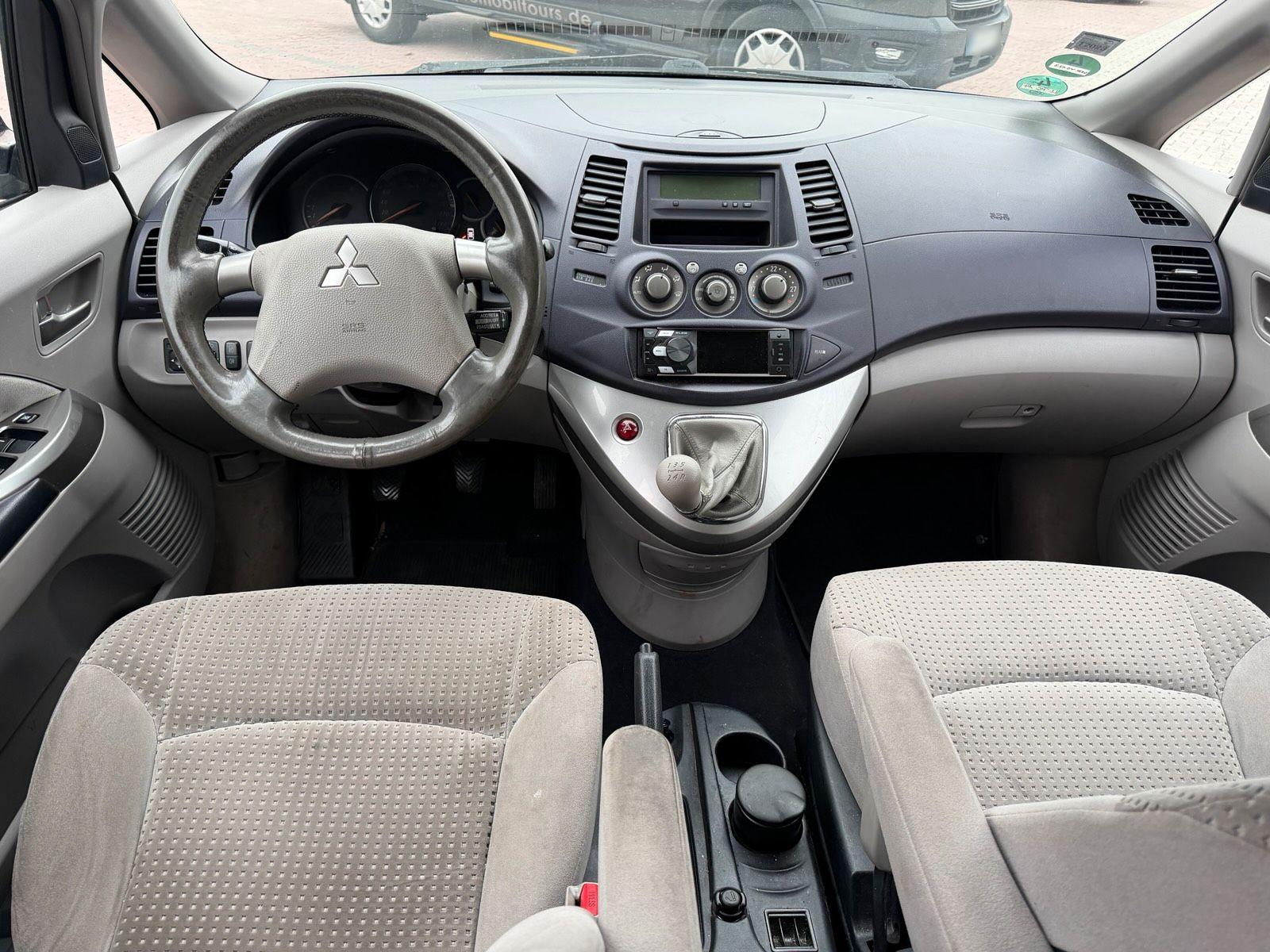 Mitsubishi Grandis 2004 — photo 13