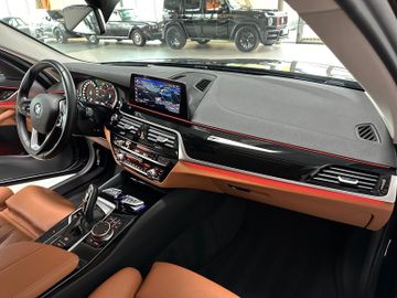 Fahrzeugabbildung BMW 520d xD Sport Line DAB Kamera NaviPro HUD Alarm
