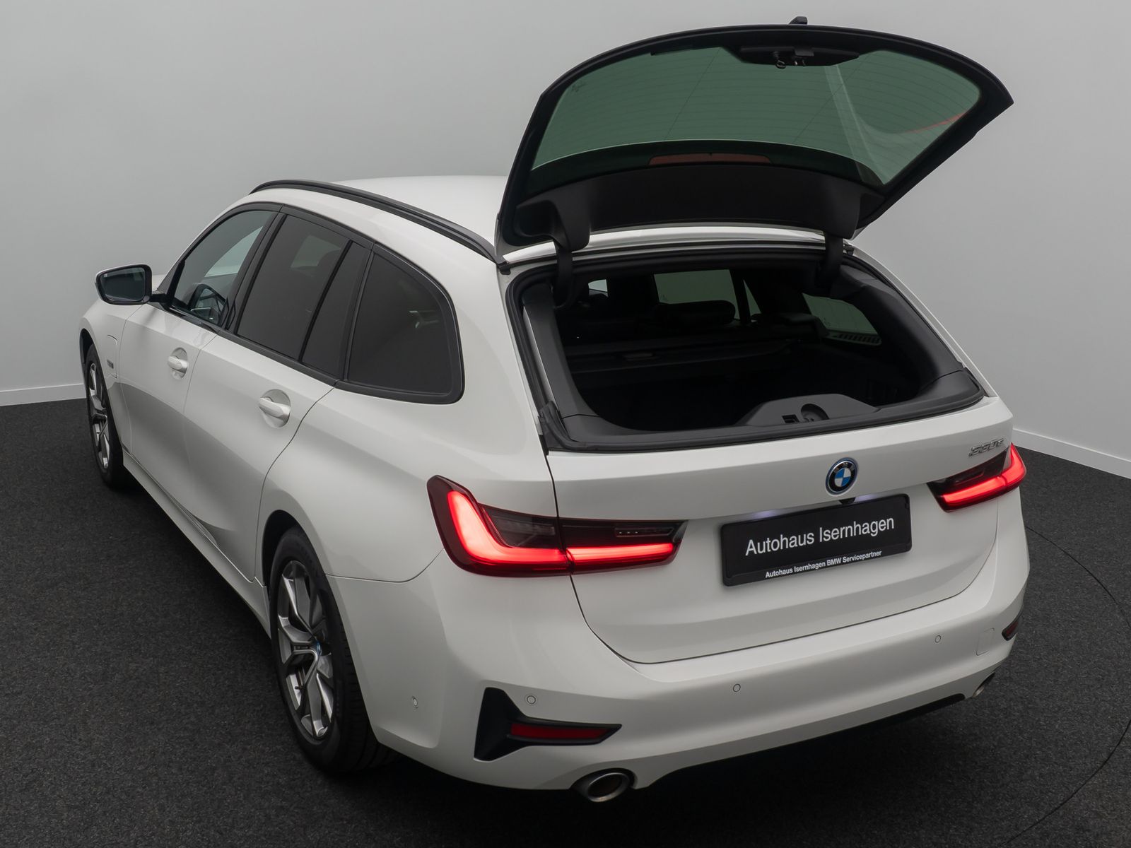 Fahrzeugabbildung BMW 330e Sport Line DAB Kamera Parkassistent Alarm