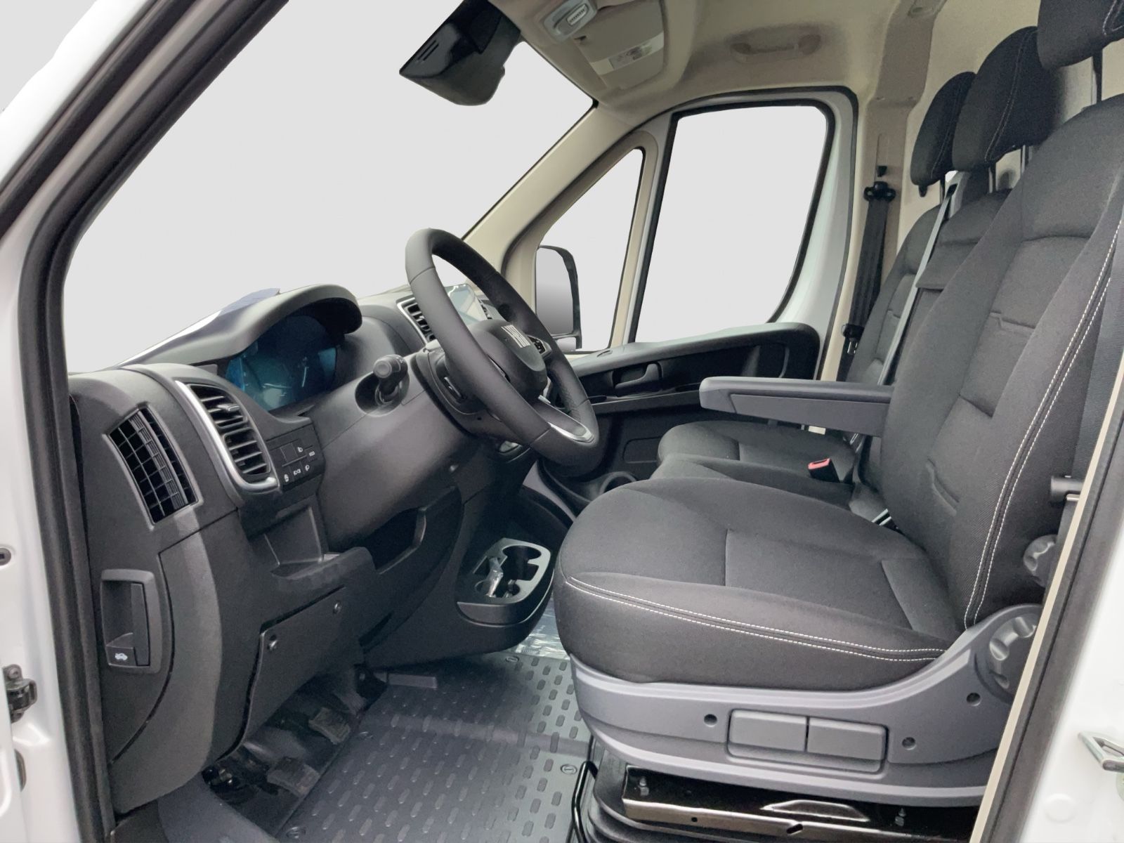 Fahrzeugabbildung Fiat Ducato L3H2 140 MJ Schwingsitz Kamera Navi