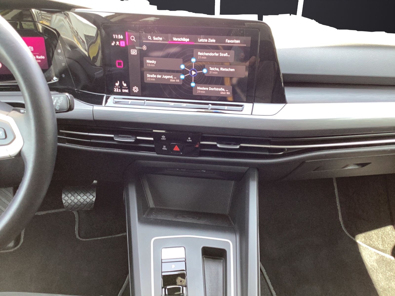 Fahrzeugabbildung Volkswagen Golf VIII Style LED ACC AID HUD NAVI PDC SHZ LED