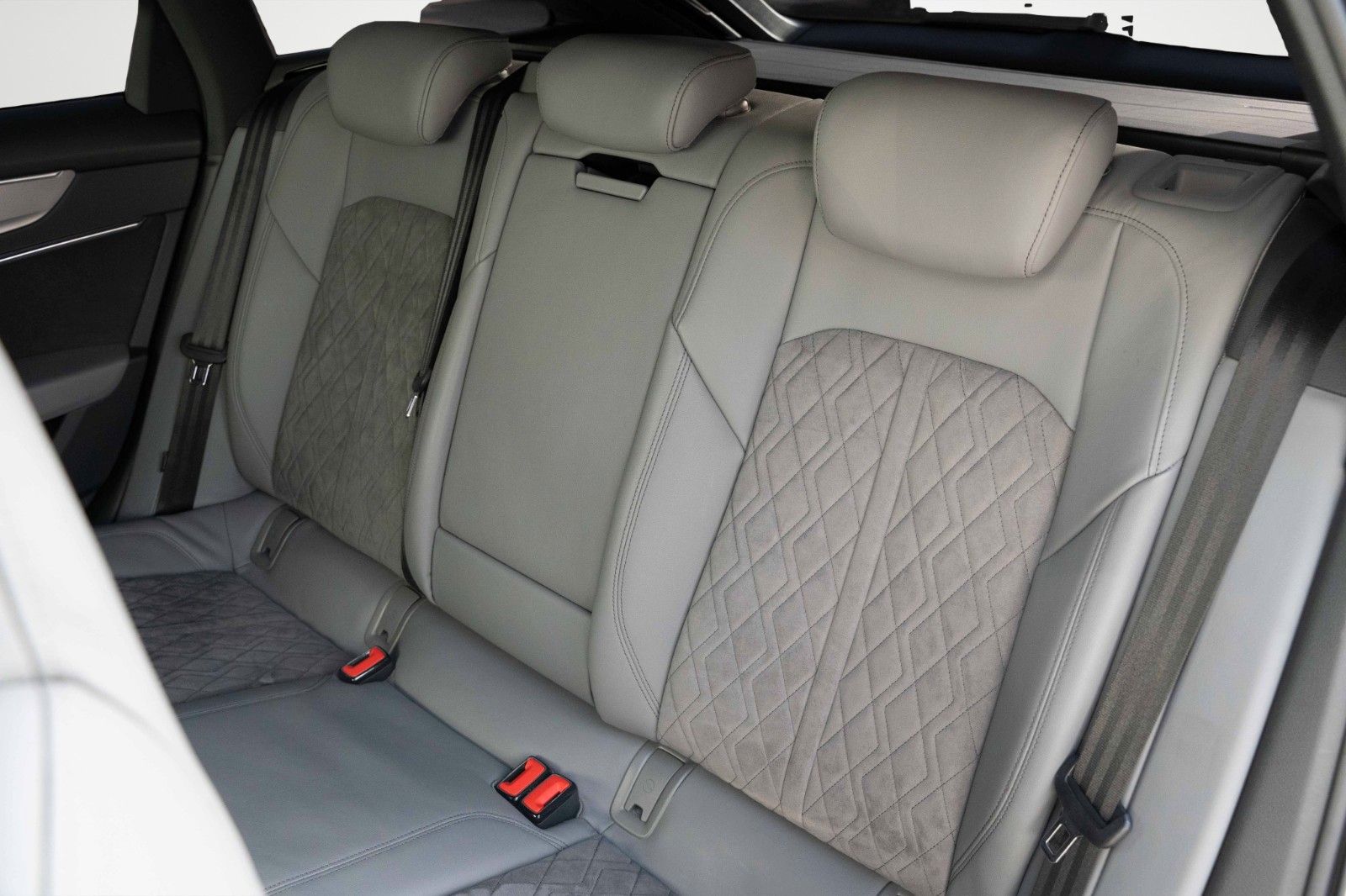 Fahrzeugabbildung Audi S6 AVANT 3.0TDI QUAT MATRIX B&O STANDH HUD PANO