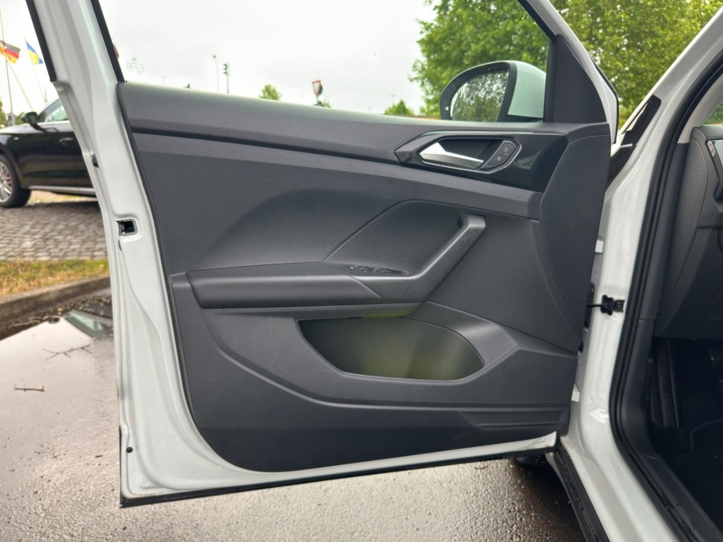 Fahrzeugabbildung Volkswagen T-Cross 1.0 TSI 70 kW Life LED,Navi,SHZ,ACC,PDC