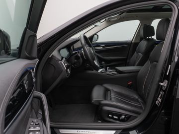Fahrzeugabbildung BMW 530d LuxuryLine Pano Kamera Laser HUD DAB HiFi