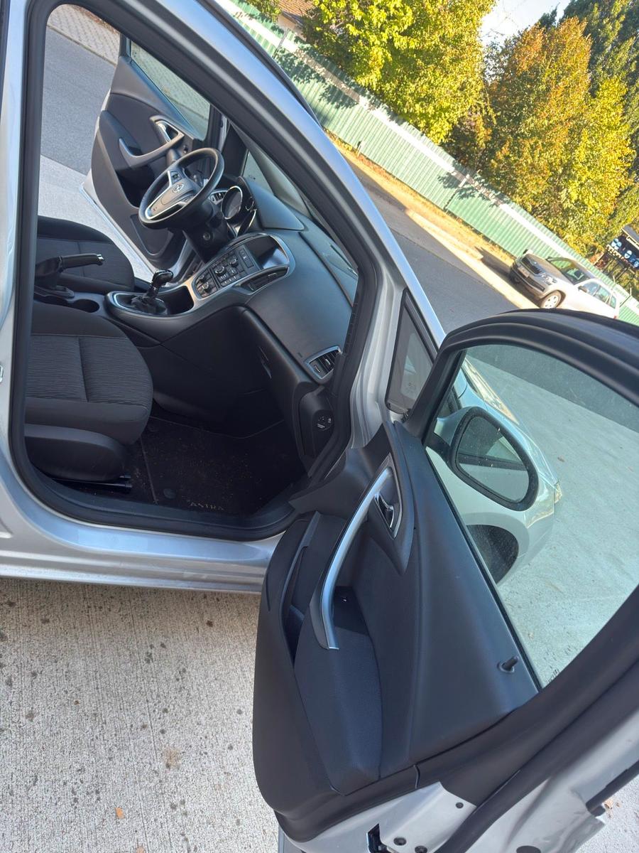Opel Astra 2014 — photo 14