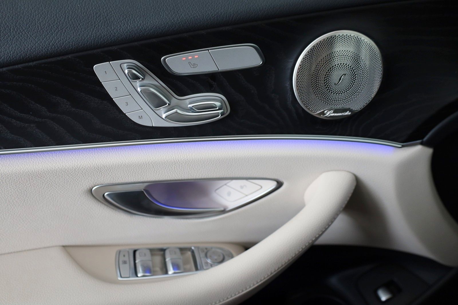 Fahrzeugabbildung Mercedes-Benz E 300de 4M T Avantgarde Leder,Navi,LED,PanoDach